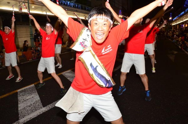 夏祭りで踊って場を盛り上げる福井副市長　