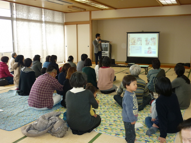 子育て講座で話をする波多野さん