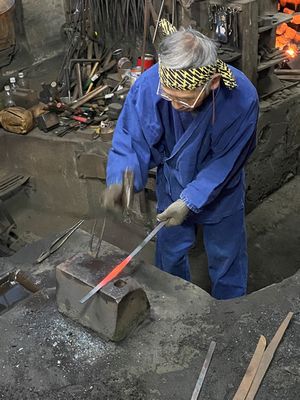 写真②刀鍛冶の伝統を受け継ぐ鍛冶工房弘光