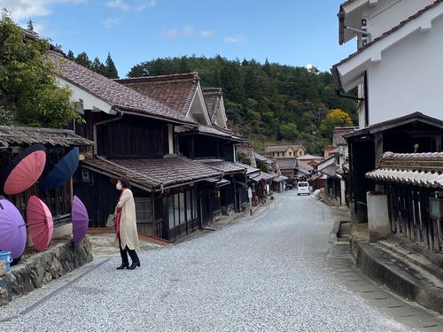 写真①弁柄の赤が個性的な吹屋集落