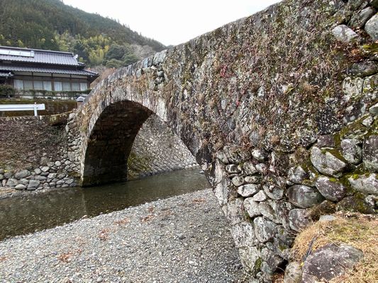 写真②日々の暮らしに溶け込むめがね橋（笠松橋）