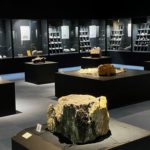 写真①「こまつの石」などを常設展示する小松市博物館